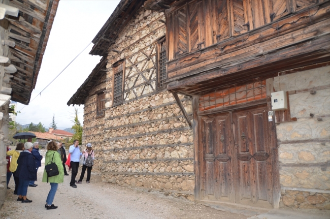 Antalya'nın "düğmeli evler"i turistlerden ilgi görüyor
